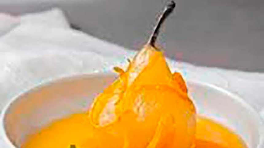 Peras en vino late harvest y almíbar de naranja
