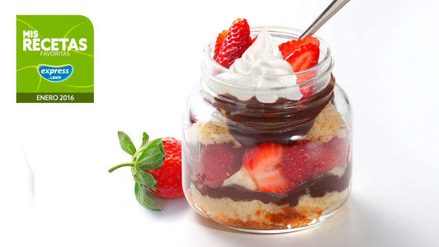 Trifle de verano con chocolate y frutillas