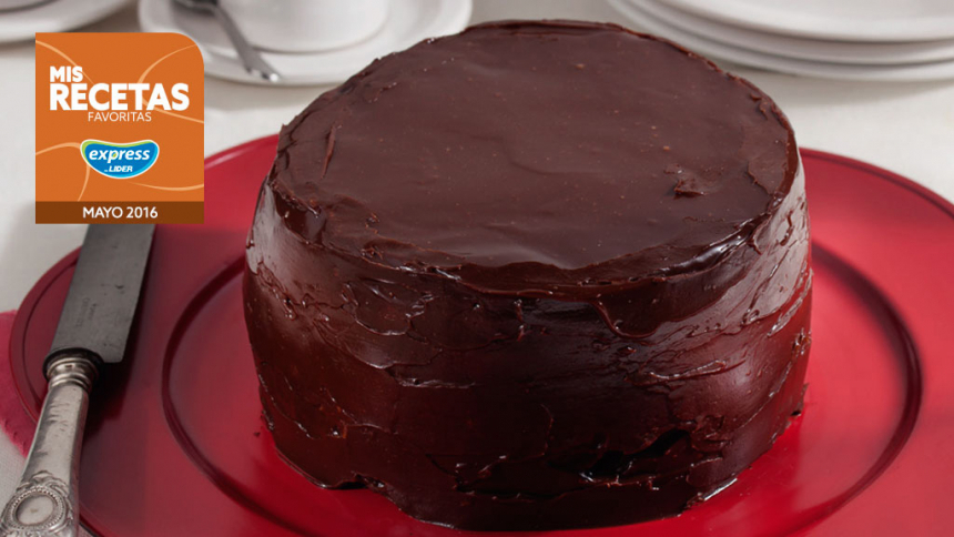 Torta de chocolate rellena con damasco y glaseado de chocolate